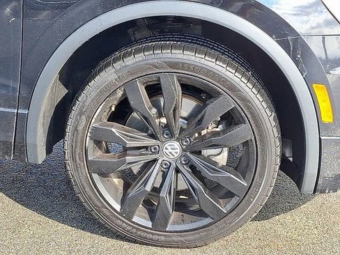 Used 2021 Volkswagen Tiguan SE R-Line image 8