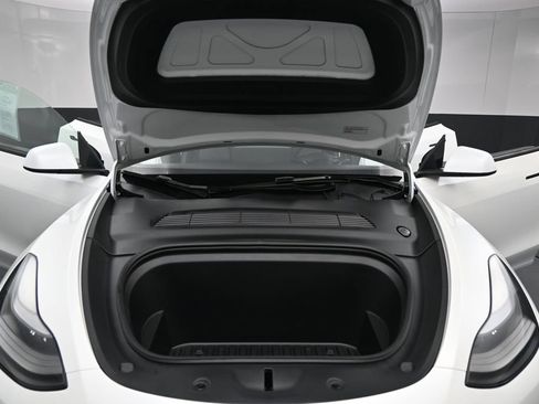 Used 2024 Tesla Model Y 2WD image 30
