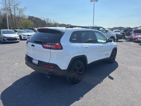 Used 2018 Jeep Cherokee Latitude w/ Altitude Package FWD image 8