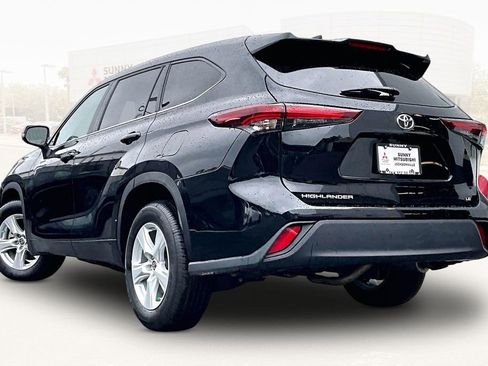 Used 2025 Toyota Highlander LE FWD image 4
