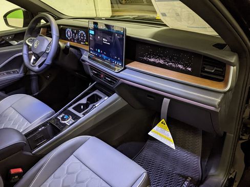 New 2026 Volkswagen Tiguan SEL R-Line AWD/4WD image 21