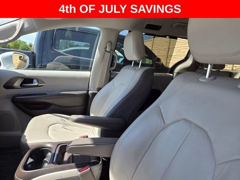 Used 2017 Chrysler Pacifica Touring-L w/ Tire & Wheel Group FWD image 5