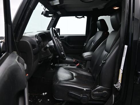 Used 2014 Jeep Wrangler Unlimited Sahara image 24