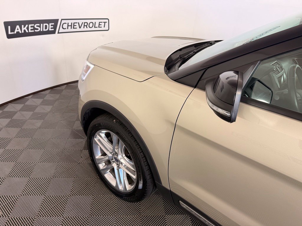 Used 2017 Ford Explorer XLT w/ Equipment Group 202A AWD/4WD image 10