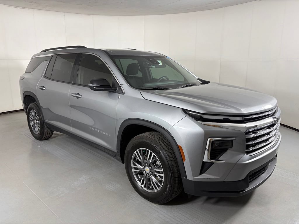 Used 2026 Chevrolet Traverse LT w/ Driver Confidence Package FWD image 2