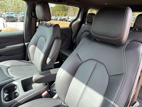 New 2026 Chrysler Pacifica Select FWD image 17