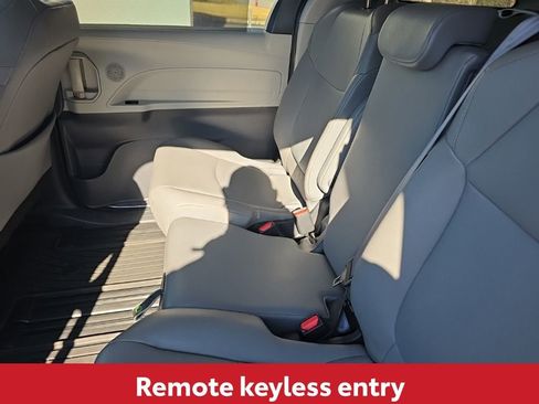 Used 2022 Toyota Sienna XLE image 18