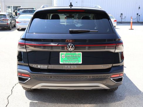 Used 2025 Volkswagen Taos SE AWD/4WD image 4