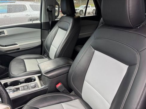 Used 2022 Ford Explorer XLT w/ Equipment Group 202A image 5