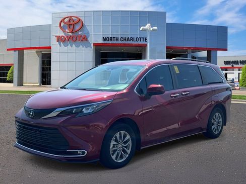Used 2024 Toyota Sienna XLE FWD image 4