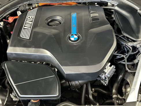 Used 2020 BMW 530e w/ Convenience Package RWD image 28