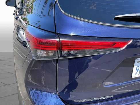 Used 2023 Toyota Highlander Limited FWD image 28
