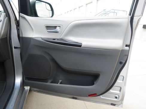 Used 2016 Toyota Sienna LE FWD image 32