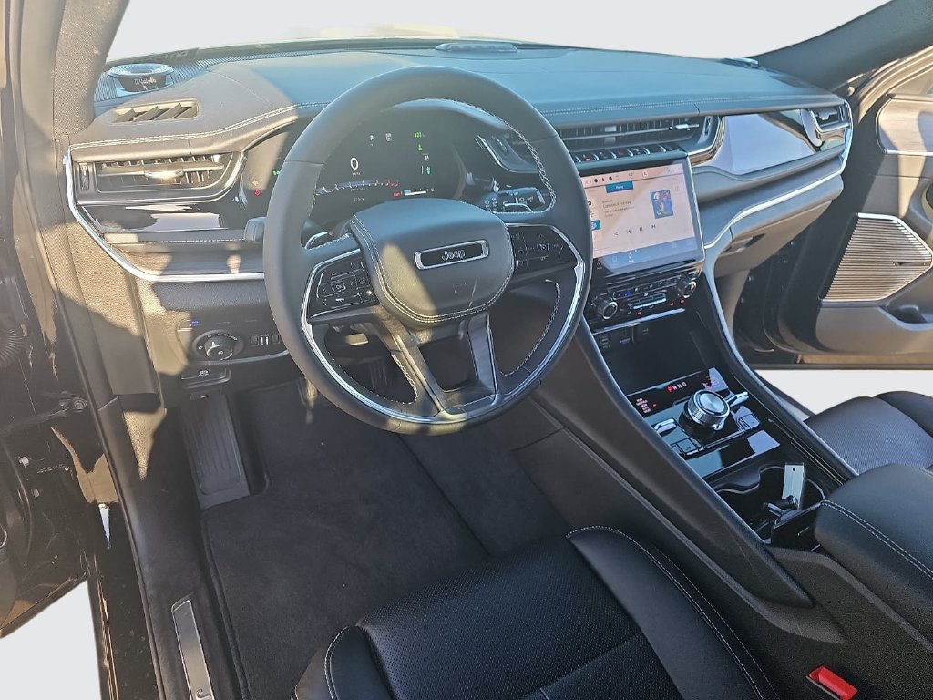 Used 2023 Jeep Grand Cherokee Overland w/ Luxury Tech Group IV AWD/4WD image 16
