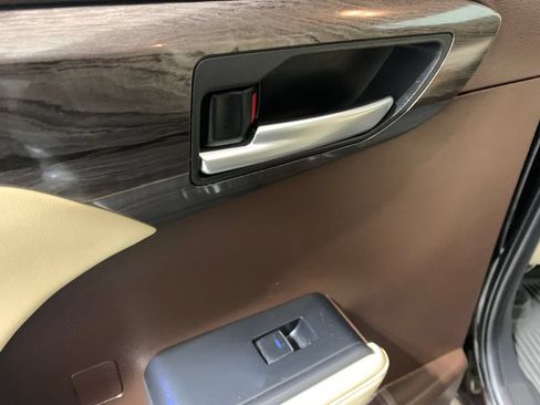 Used 2022 Toyota Highlander Limited FWD image 13