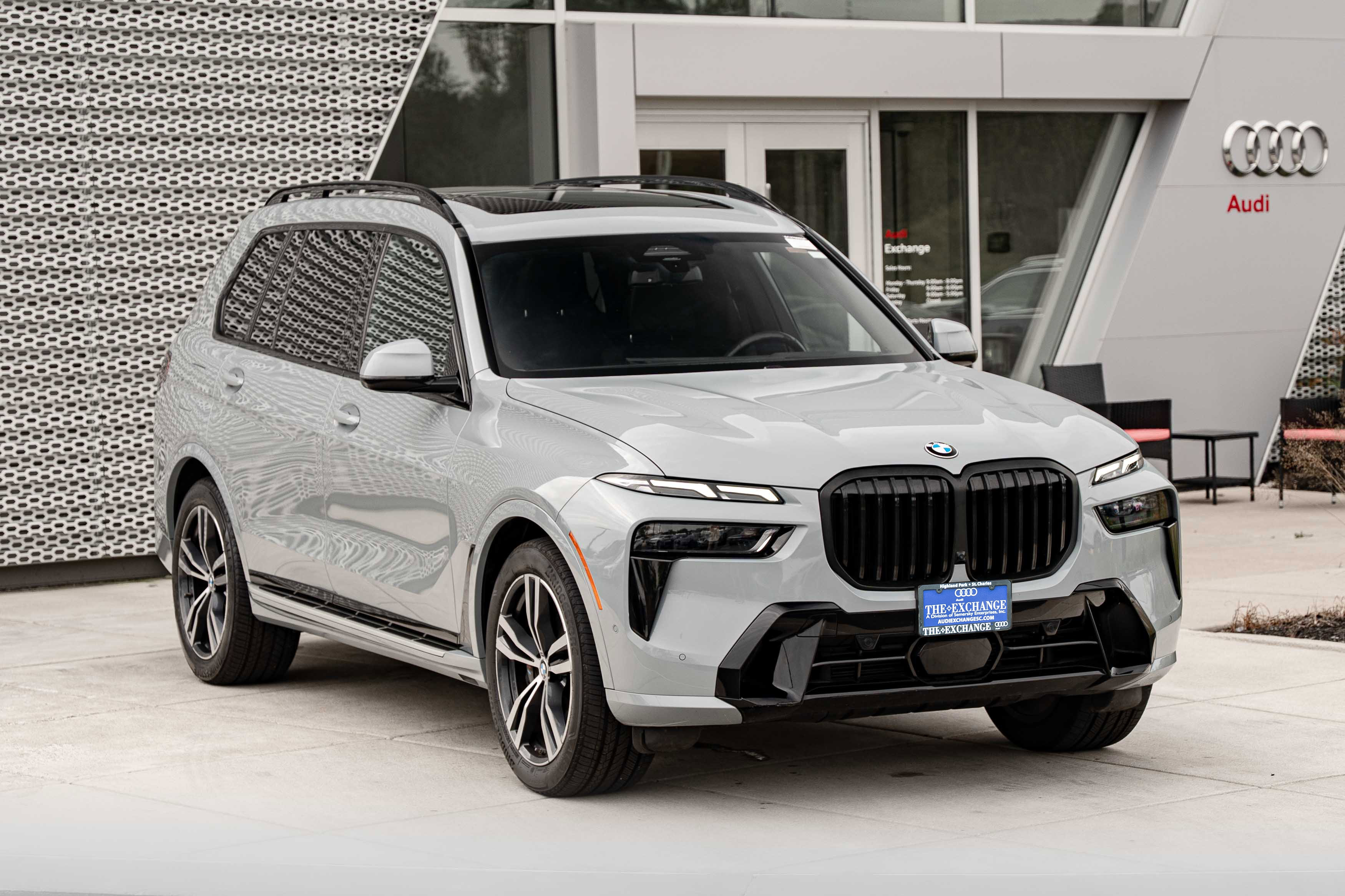 Used 2023 BMW X7 xDrive40i w/ M Sport Package AWD/4WD image 2