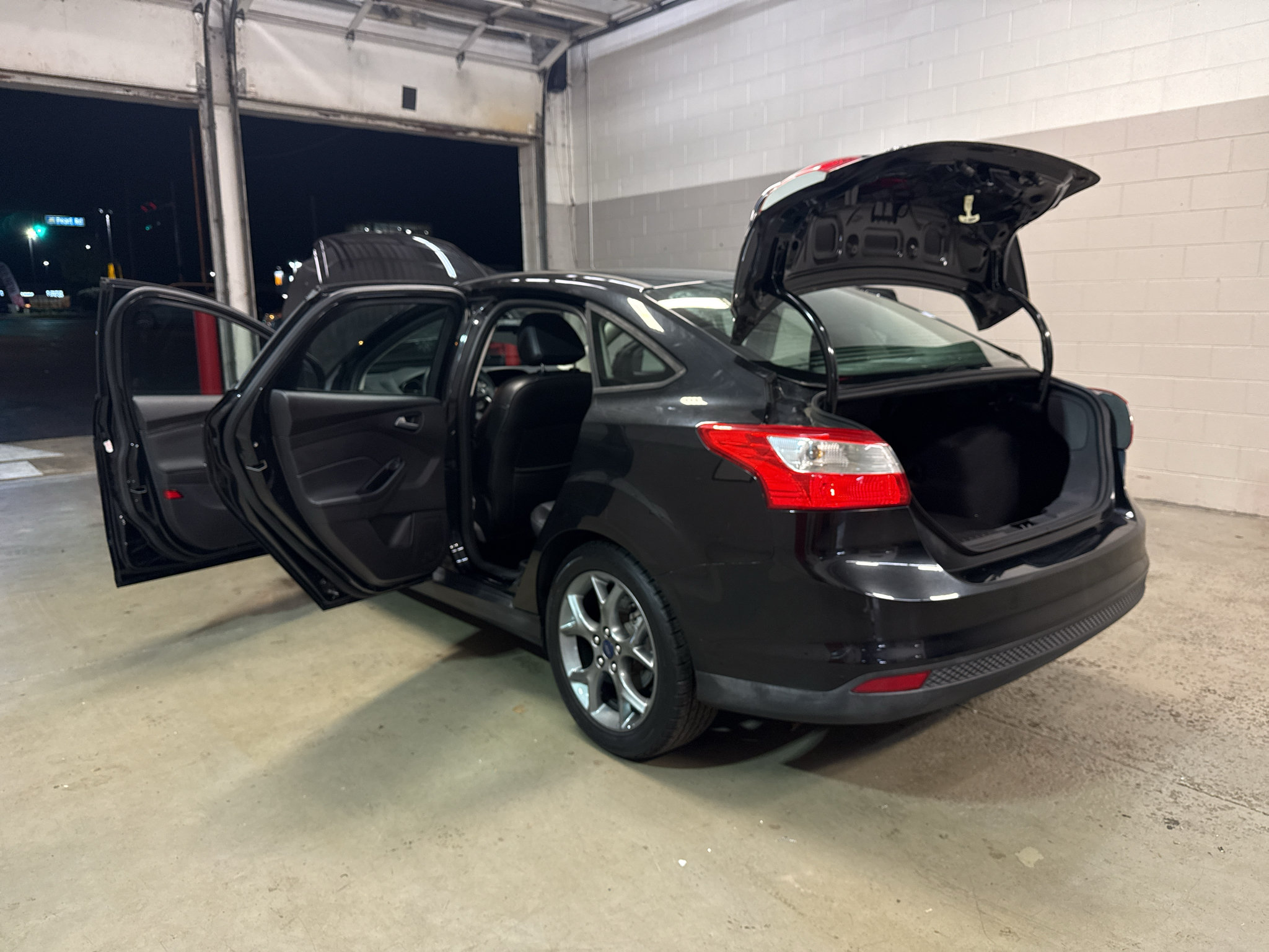 Used 2014 Ford Focus SE w/ Equipment Group 201A FWD image 12