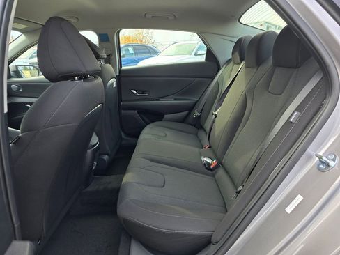 Certified 2025 Hyundai Elantra SE FWD image 15