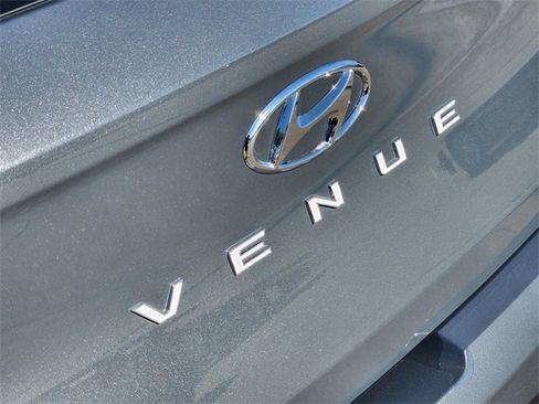 Used 2025 Hyundai Venue Limited image 12
