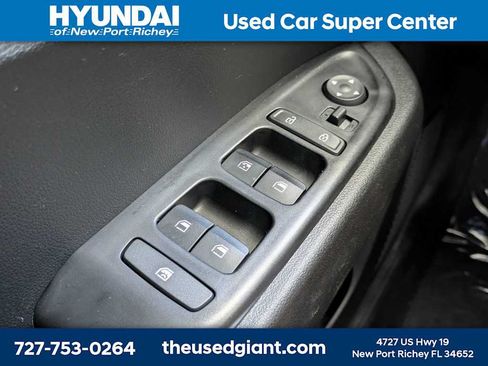 Certified 2022 Hyundai Venue Limited FWD image 24