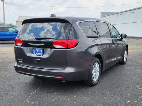 Used 2023 Chrysler Voyager LX FWD image 4