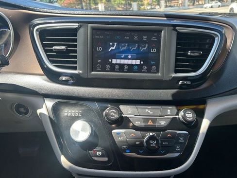 Used 2019 Chrysler Pacifica Touring-L FWD image 12