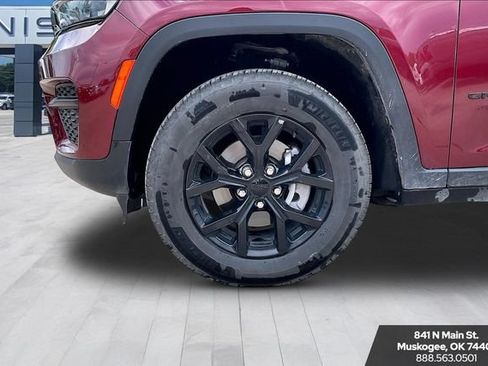 Used 2025 Jeep Grand Cherokee Altitude AWD/4WD image 34