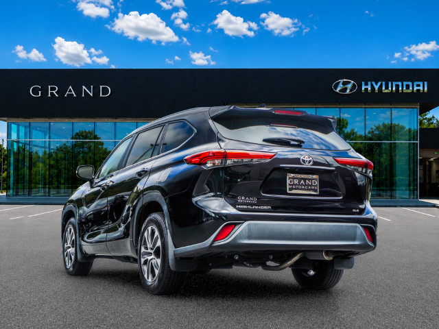 Used 2023 Toyota Highlander XLE FWD image 4