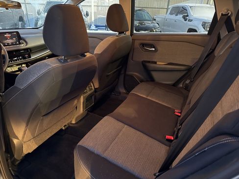 Used 2021 Nissan Rogue SV image 4