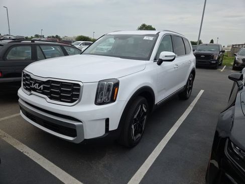 Used 2025 Kia Telluride S FWD image 1