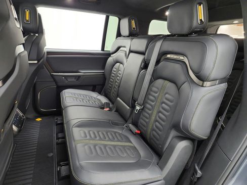 Used 2025 Rivian R1S Adventure Dual AWD/4WD image 15