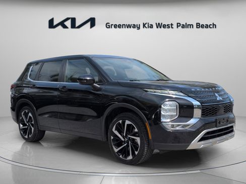 Used 2022 Mitsubishi Outlander SE image 1