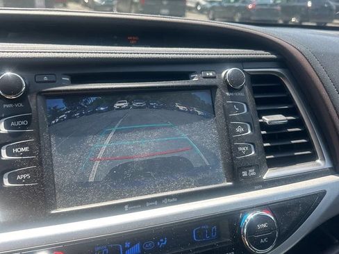 Used 2017 Toyota Highlander XLE AWD/4WD image 29