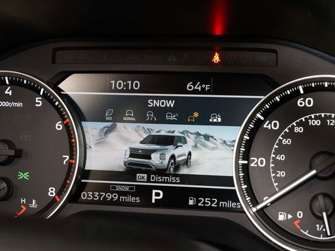 Used 2023 Mitsubishi Outlander SE image 12