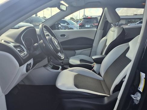 Used 2018 Jeep Compass Latitude w/ Popular Equipment Group FWD image 17