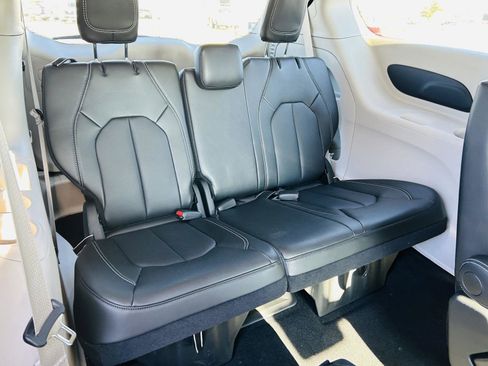 Used 2024 Chrysler Pacifica Touring-L image 31