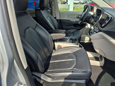Used 2024 Chrysler Pacifica Touring-L image 29