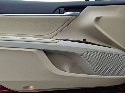 Used 2018 Toyota Camry XLE image 12