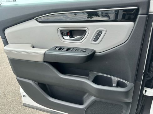 Used 2025 Honda Pilot EX-L image 18