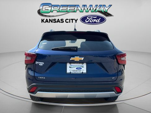 Used 2024 Chevrolet Trax LT w/ Sunroof Package FWD image 6