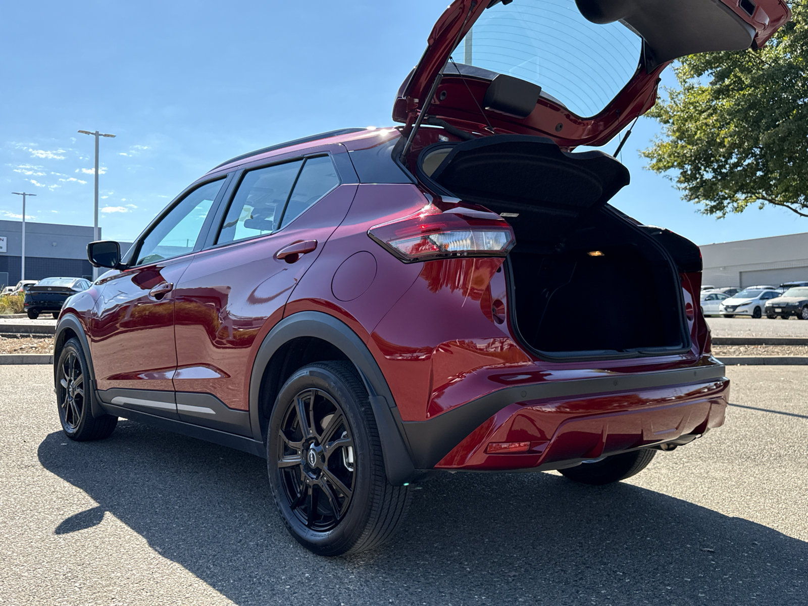 Used 2023 Nissan Kicks SR w/ SR Premium Package FWD image 11