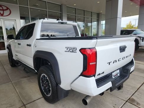 Certified 2025 Toyota Tacoma TRD Off-Road AWD/4WD image 8