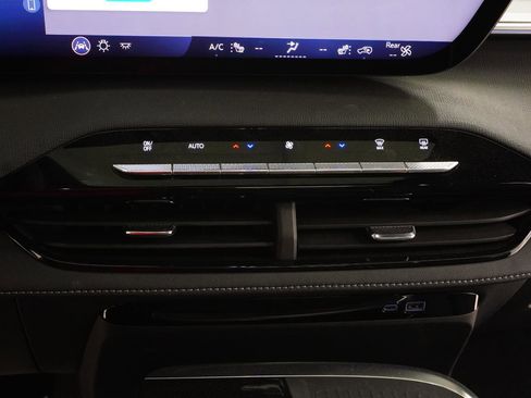 Used 2025 Buick Enclave Sport Touring w/ Power Package image 29