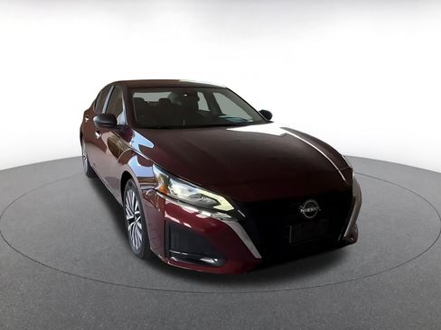 Used 2025 Nissan Altima 2.5 SV FWD image 14