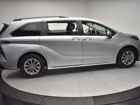 Used 2024 Toyota Sienna XLE FWD image 4