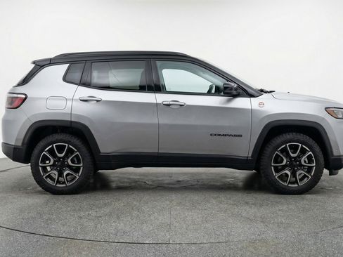Used 2025 Jeep Compass Trailhawk image 11