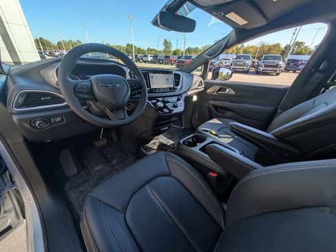 New 2026 Chrysler Pacifica Select w/ S Appearance Package image 2