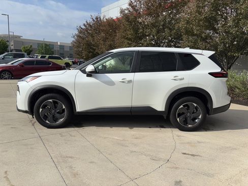 Used 2024 Nissan Rogue SV image 9