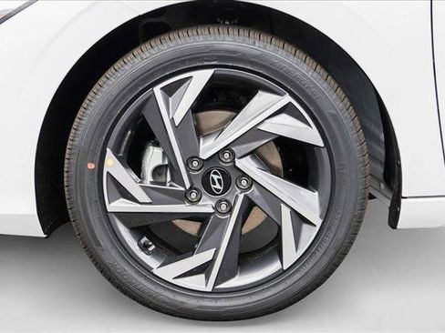 New 2025 Hyundai Elantra SEL image 9