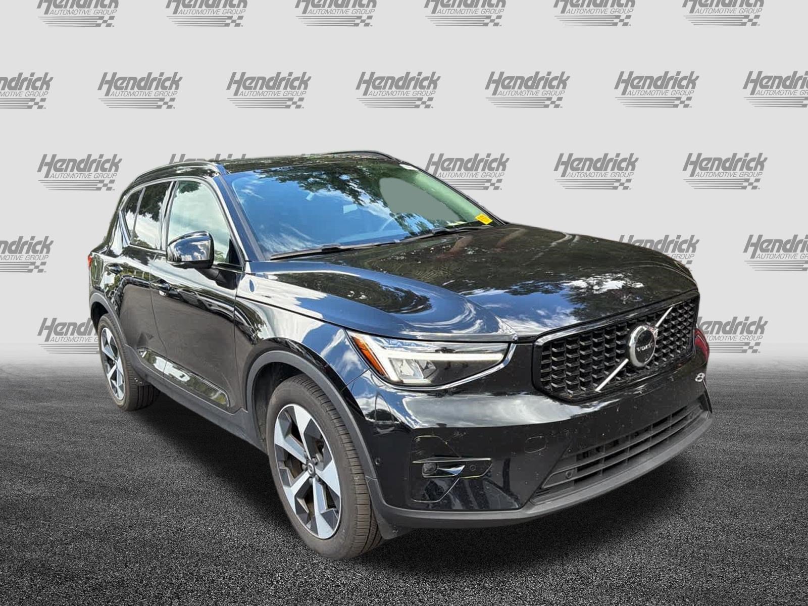 Used 2025 Volvo XC40 B5 Plus AWD/4WD image 2